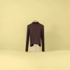 A brown high-neck long-sleeved top is slimming and form-fitting. A solid-colored base layer is worn as an inner layer for autumn and winter details Picture